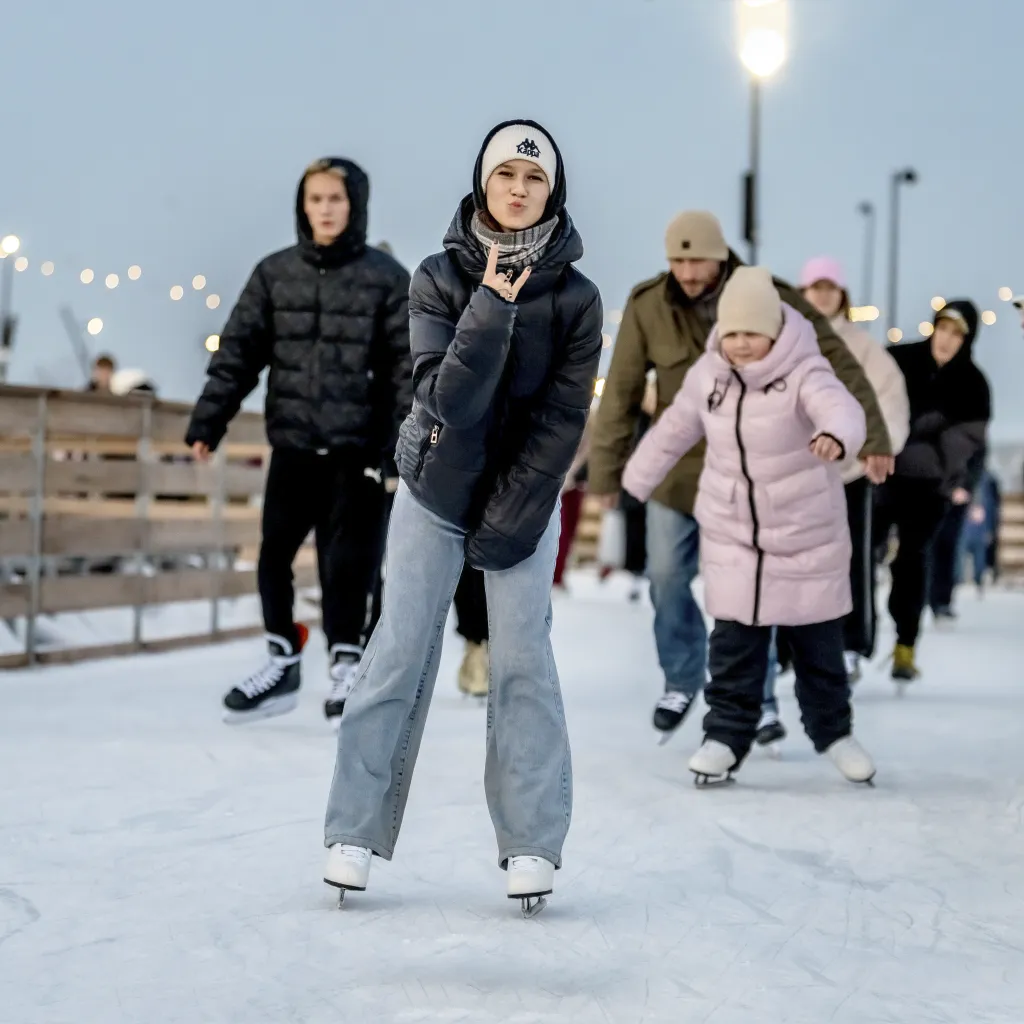 Музыкальный хит-парад на катке 8 января